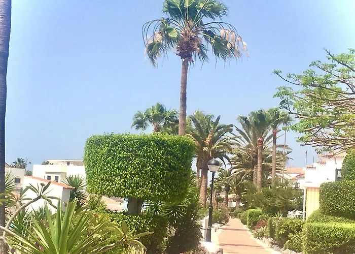 Cosy Flat Near Golf Club - Heated Pool, Terrace, Garden, Wi-fi *