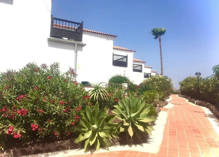 Cosy Flat Near Golf Club - Heated Pool, Terrace, Garden, Wi-fi San Miguel de Abona