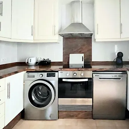 Cosy Flat Near Golf Club - Heated Pool, Terrace, Garden, Wi-fi شقة